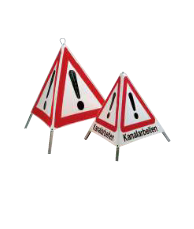 Dreibeinige mobile Warnpyramiden mit Ausrufezeichen zur schnellen Absicherung im Stra&szlig;en- und Baustellenbereich.